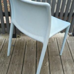 Chaise empilable design Jasper Morrison modèle Air-Chair édition Magis en polypropylène bleu pastel. (usures, insolées) 76 x 46 x 50 cm. 5 unités. Vendu à l'unité avec faculté de réunion. Localisation : 10 rue Petit - 75019 Paris (3eme) – Image 2