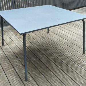 Table d'extérieur carrée en métal anthracite. 73 x 120 cm. 2 unités. Vendu à l'unité avec faculté de réunion. Localisation : 10 rue Petit - 75019 Paris (3eme)