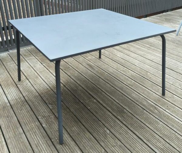 Table d'extérieur carrée en métal anthracite. 73 x 120 cm. 2 unités. Vendu à l'unité avec faculté de réunion. Localisation : 10 rue Petit - 75019 Paris (3eme)