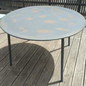 Table d'extérieur de forme ronde en métal anthracite (usures sur le plateau). 73 x 118 cm. Localisation : 10 rue Petit - 75019 Paris (3eme)