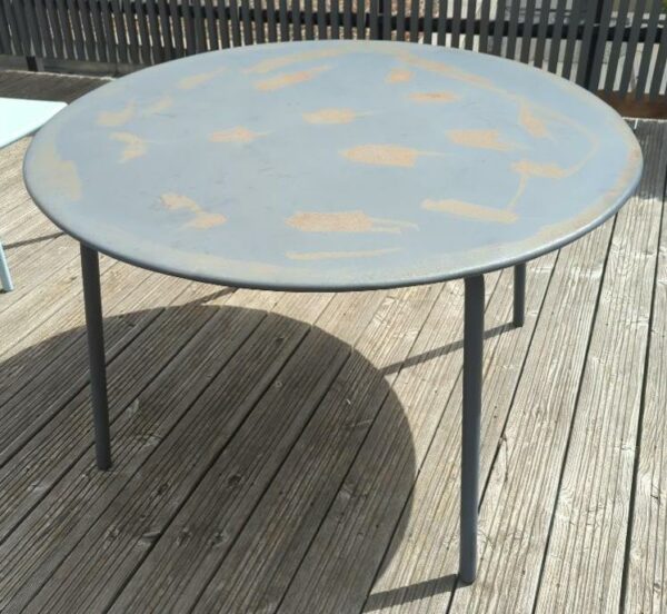 Table d'extérieur de forme ronde en métal anthracite (usures sur le plateau). 73 x 118 cm. Localisation : 10 rue Petit - 75019 Paris (3eme)