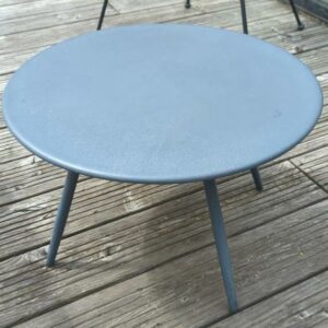 Table basse d'extérieur ronde en métal anthracite. 33 x 50 cm. Localisation : 10 rue Petit - 75019 Paris (3eme)
