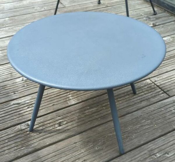 Table basse d'extérieur ronde en métal anthracite. 33 x 50 cm. Localisation : 10 rue Petit - 75019 Paris (3eme)