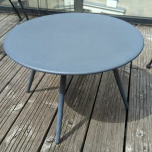 Table basse d'extérieur ronde en métal anthracite. 33 x 50 cm. Localisation : 10 rue Petit - 75019 Paris (3eme) – Image 2