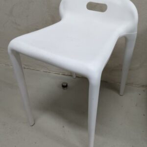 Tabouret de marque Nest Dream modèle Didi en polypropylène blanc. 55 x 34 x 44 cm. Localisation : 10 rue Petit - 75019 Paris (ssol)