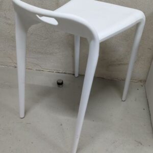 Tabouret de marque Nest Dream modèle Didi en polypropylène blanc. 55 x 34 x 44 cm. Localisation : 10 rue Petit - 75019 Paris (ssol) – Image 2