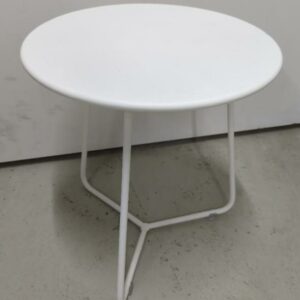 Table d'appoint en métal blanc. 36 x 34 cm. Localisation : 10 rue Petit - 75019 Paris (ssol)