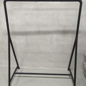 Portant en plastique noir. 148 x 116 x 57 cm. 3 unités. Vendu à l'unité avec faculté de réunion. Localisation : 10 rue Petit - 75019 Paris (ssol)