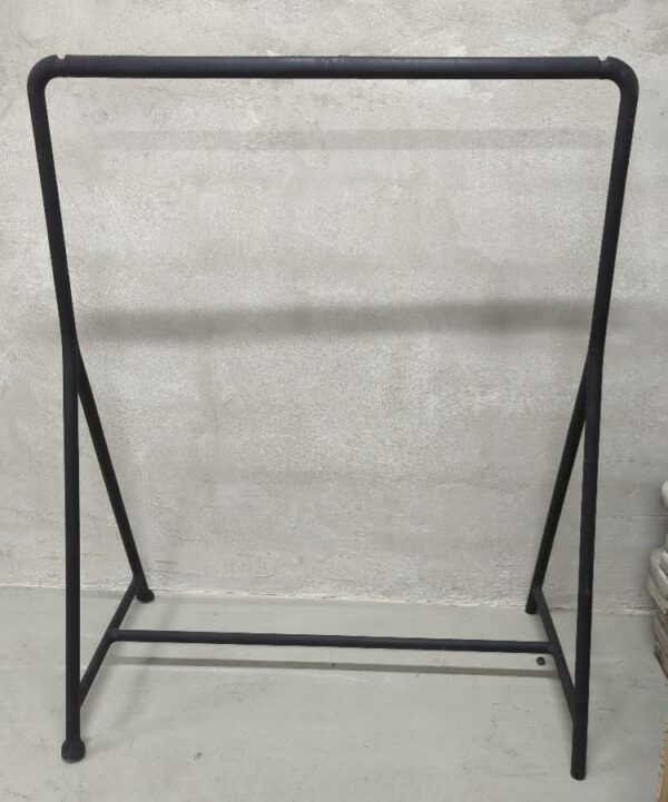 Portant en plastique noir. 148 x 116 x 57 cm. 3 unités. Vendu à l'unité avec faculté de réunion. Localisation : 10 rue Petit - 75019 Paris (ssol)