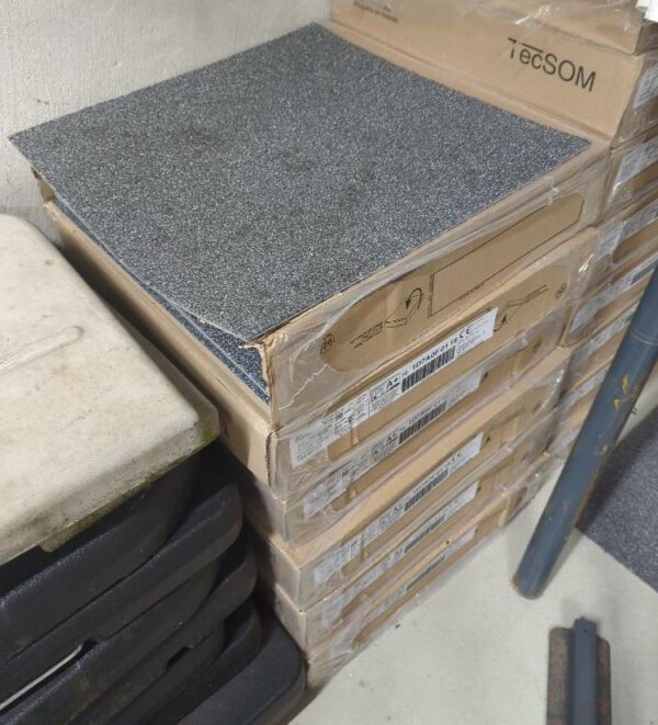 13 cartons de dalles de moquette chinée gris souris de marque QB. Dimension d'une dalle : 50 x 50 cm. 20 dalles par carton soit 5m2 par carton. Localisation : 10 rue Petit - 75019 Paris (ssol)