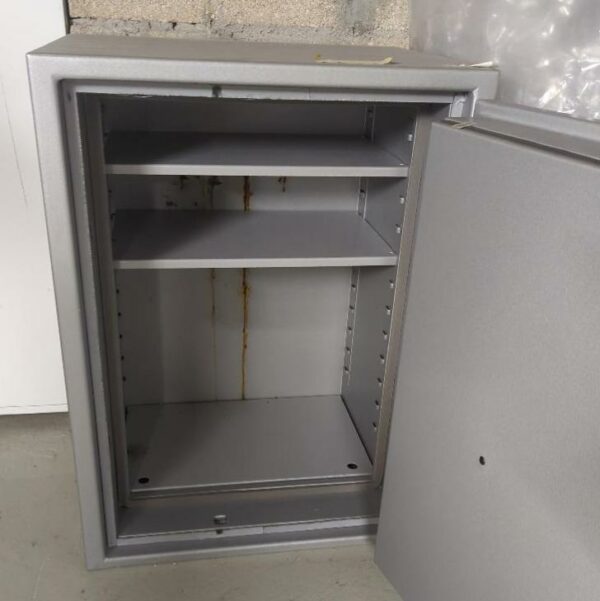 Coffre-fort de marque Hartmann Tresore modèle 44593. Ouverture à clé. Poids 215 kg. 80 x 59 x 47 cm. Localisation : 10 rue Petit - 75019 Paris (ssol)