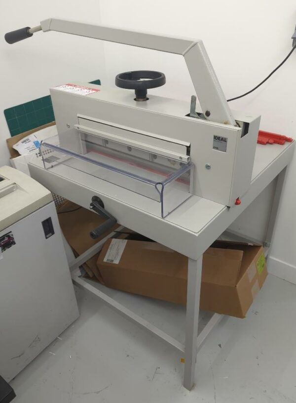 Massicot de marque Ideal modèle 4705. Localisation : 10 rue Petit - 75019 Paris (rdc)