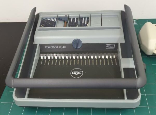 Perforelieur de marque Gbc modèle CombBind C340. Localisation : 10 rue Petit - 75019 Paris (rdc)