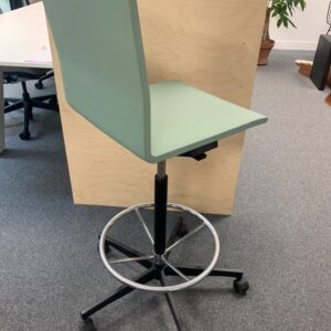 Chaise haute pivotante ajustable en hauteur, design Maarten Van Severen, modèle .04, édition Vitra, structure en polyuréthane vert céladon. 9 unités. Vendu à l'unité avec faculté de réunion. 110 x 40 x 45 x cm.  Localisation : 10 rue Petit - 75019 Paris (rdc, 1er, 2eme, -1 B06) – Image 2