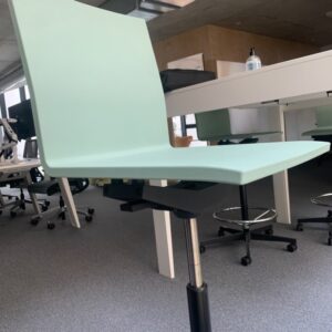 Chaise haute pivotante ajustable en hauteur, design Maarten Van Severen, modèle .04, édition Vitra, structure en polyuréthane vert céladon. 9 unités. Vendu à l'unité avec faculté de réunion. 110 x 40 x 45 x cm.  Localisation : 10 rue Petit - 75019 Paris (rdc, 1er, 2eme, -1 B06) – Image 4