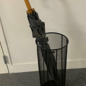 Porte-parapluie en maille métallique noire de marque Mind Reader. 20x 20 x 53 cm. 4 unités, Vendu à l'unité avec faculté de réunion. Localisation : 10 rue Petit - 75019 Paris (Rdc, 1er, 2e, 3e) – Image 3