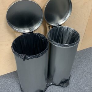 Paire de poubelles à pédale solidarisées sur base. 3 unités. Vendu à l'unité avec faculté de réunion. Localisation : 10 rue Petit - 75019 Paris. (Rdc, 2eme, 3eme) – Image 2