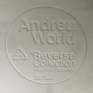 Table ronde design Piergiorgio Cazzaniga modèle Reverse édition Andreu World, plateau en bois laqué blanc, et piétement en polyéthylène. Dimensions : 75 x 90 cm. 3 unités. Vendu à l'unité avec faculté de réunion. Localisation : 10 rue Petit - 75019 Paris (1er, 2eme) – Image 3