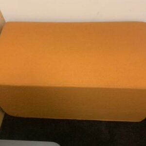 Banquette de marque Buzzi Space modèle BuzziCube recouverte de tissu orange. 46 x 92 x 47 cm. Localisation : 10 rue Petit - 75019 Paris (1er) – Image 2