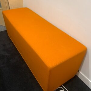 Banquette de marque Buzzi Space modèle Buzzi Cube recouverte de tissu orange mandarine. 46 x 138 x 47 cm. Localisation : 10 rue Petit - 75019 Paris (1er) – Image 2