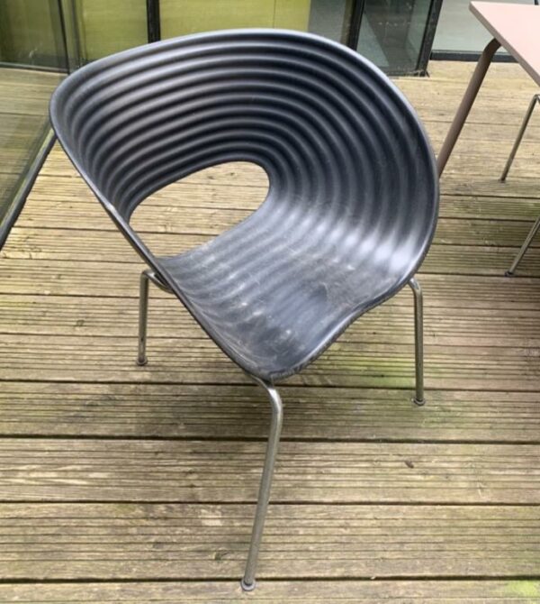 Fauteuil design Ron Arad modèle Tom Vac édition Vitra, assise à structure ondulée en polyproplylène noir sur 4 pieds en acier chromé. 77 x 65 x 65 cm. 10 unités. Vendu à l'unité avec faculté de réunion. Localisation : 10 rue Petit - 75019 Paris (terrasse 1er, 2eme)