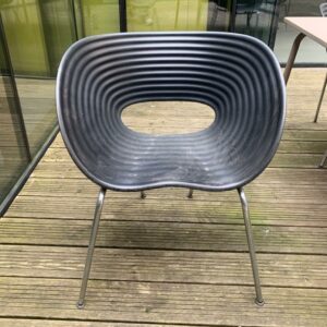 Fauteuil design Ron Arad modèle Tom Vac édition Vitra, assise à structure ondulée en polyproplylène noir sur 4 pieds en acier chromé. 77 x 65 x 65 cm. 10 unités. Vendu à l'unité avec faculté de réunion. Localisation : 10 rue Petit - 75019 Paris (terrasse 1er, 2eme) – Image 2