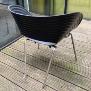 Fauteuil design Ron Arad modèle Tom Vac édition Vitra, assise à structure ondulée en polyproplylène noir sur 4 pieds en acier chromé. 77 x 65 x 65 cm. 10 unités. Vendu à l'unité avec faculté de réunion. Localisation : 10 rue Petit - 75019 Paris (terrasse 1er, 2eme) – Image 3