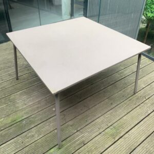 Table d’extérieur, plateau carré en métal peint finition mate, piètement en acier. 73 x 120 x 120 cm. 2 unités. Vendu à l'unité avec faculté de réunion. Localisation : 10 rue Petit - 75019 Paris (terrasse 1er, 2eme)