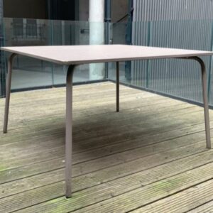 Table d’extérieur, plateau carré en métal peint finition mate, piètement en acier. 73 x 120 x 120 cm. 2 unités. Vendu à l'unité avec faculté de réunion. Localisation : 10 rue Petit - 75019 Paris (terrasse 1er, 2eme) – Image 2
