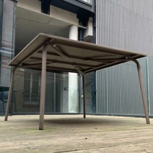 Table d’extérieur, plateau carré en métal peint finition mate, piètement en acier. 73 x 120 x 120 cm. 2 unités. Vendu à l'unité avec faculté de réunion. Localisation : 10 rue Petit - 75019 Paris (terrasse 1er, 2eme) – Image 3