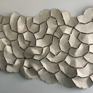 Ensemble de panneaux acoustiques modulables design Ronan et Erwan Bouroullec modèle Clouds édition Ligne Roset, en tissu Divina blanc, reliés par rubans élastiques. Env. 270 x 160 cm. Localisation : 10 rue Petit - 75019 Paris (1er)