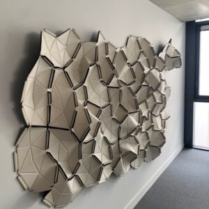 Ensemble de panneaux acoustiques modulables design Ronan et Erwan Bouroullec modèle Clouds édition Ligne Roset, en tissu Divina blanc, reliés par rubans élastiques. Env. 270 x 160 cm. Localisation : 10 rue Petit - 75019 Paris (1er) – Image 2