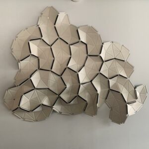 Ensemble de panneaux acoustiques modulables design Ronan et Erwan Bouroullec modèle Clouds édition Ligne Roset en tissu Divina blanc, reliés par rubans élastiques. Env. 160 x 140 cm. Localisation : 10 rue Petit - 75019 Paris (1er)