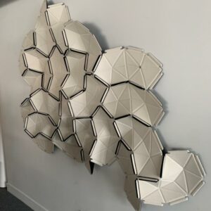 Ensemble de panneaux acoustiques modulables design Ronan et Erwan Bouroullec modèle Clouds édition Ligne Roset en tissu Divina blanc, reliés par rubans élastiques. Env. 160 x 140 cm. Localisation : 10 rue Petit - 75019 Paris (1er) – Image 2