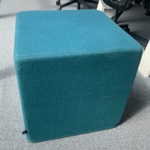 Pouf de marque Buzzi Space modèle Buzzi Cube en tissu bleu canard. 46 x 46 x 47 cm. Localisation : 10 rue Petit - 75019 Paris (1er)