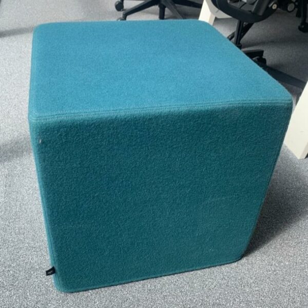Pouf de marque Buzzi Space modèle Buzzi Cube en tissu bleu canard. 46 x 46 x 47 cm. Localisation : 10 rue Petit - 75019 Paris (1er)