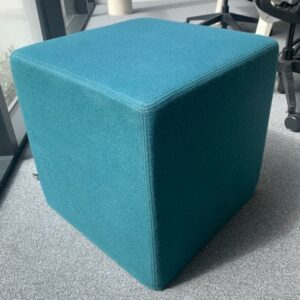 Pouf de marque Buzzi Space modèle Buzzi Cube en tissu bleu canard. 46 x 46 x 47 cm. Localisation : 10 rue Petit - 75019 Paris (1er) – Image 2
