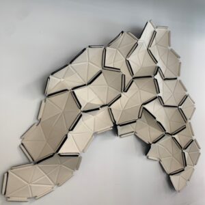 Ensemble de panneaux acoustiques modulables design Ronan et Erwan Bouroullec modèle Clouds édition Ligne Roset en tissu Divina blanc, reliés par rubans élastiques. Env. 130 x 100 cm)  Localisation : 10 rue Petit - 75019 Paris.