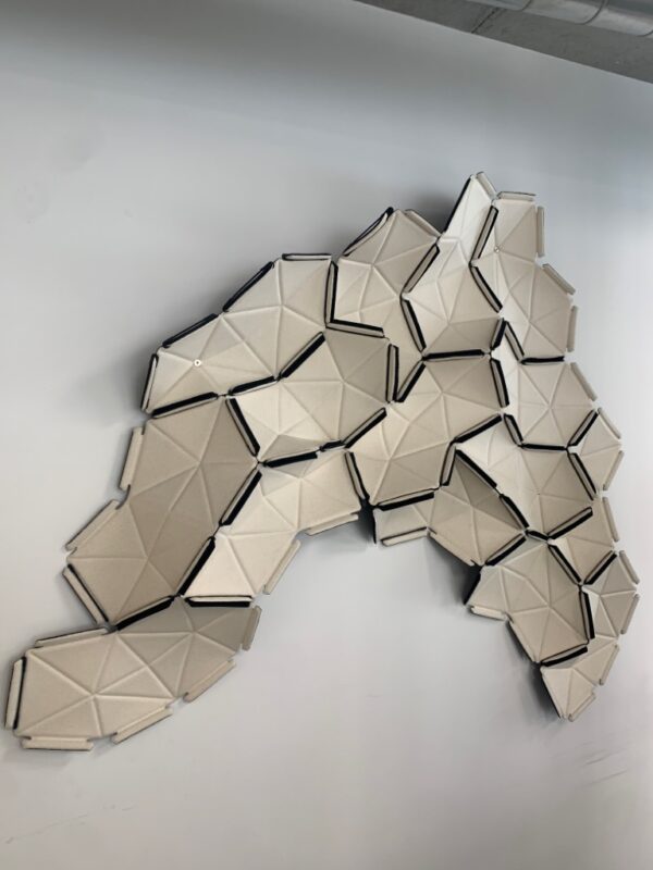 Ensemble de panneaux acoustiques modulables design Ronan et Erwan Bouroullec modèle Clouds édition Ligne Roset en tissu Divina blanc, reliés par rubans élastiques. Env. 130 x 100 cm)  Localisation : 10 rue Petit - 75019 Paris.