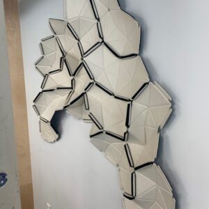 Ensemble de panneaux acoustiques modulables design Ronan et Erwan Bouroullec modèle Clouds édition Ligne Roset en tissu Divina blanc, reliés par rubans élastiques. Env. 130 x 100 cm)  Localisation : 10 rue Petit - 75019 Paris. – Image 2