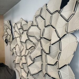 Ensemble de panneaux acoustiques modulables design Ronan et Erwan Bouroullec modèle Clouds édition Ligne Roset, en tissu Divina blanc, reliés par rubans élastiques. Env. 270 x 160 cm. Localisation : 10 rue Petit - 75019 Paris
(2eme) – Image 2