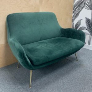 Canapé 2 places de style scandinave recouvert de velours vert foncé, pieds en métal doré. 90 x 120 x 65 cm. Localisation : 10 rue Petit - 75019 Paris (2eme)