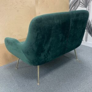 Canapé 2 places de style scandinave recouvert de velours vert foncé, pieds en métal doré. 90 x 120 x 65 cm. Localisation : 10 rue Petit - 75019 Paris (2eme) – Image 2