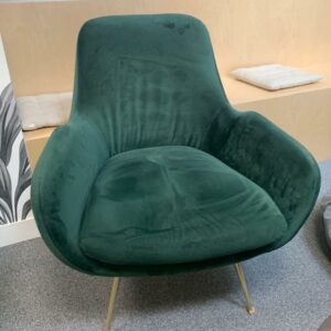 Fauteuil de style scandinave recouvert de velours vert foncé, pieds en métal doré. 90 x 70 x 60 cm. Localisation : 10 rue Petit - 75019 Paris (2ème)