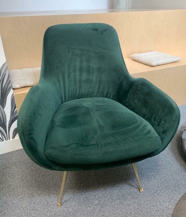 Fauteuil de style scandinave recouvert de velours vert foncé, pieds en métal doré. 90 x 70 x 60 cm. Localisation : 10 rue Petit - 75019 Paris (2ème)