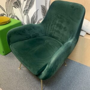 Fauteuil de style scandinave recouvert de velours vert foncé, pieds en métal doré. 90 x 70 x 60 cm. Localisation : 10 rue Petit - 75019 Paris (2ème) – Image 2