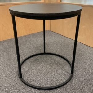 Table d'appoint à plateau rond en bois foncé et structure en métal noir. 42 x 40 cm. 2 unités, Vendu à l'unité avec faculté de réunion. Localisation : 10 rue Petit - 75019 Paris (2ème) – Image 3