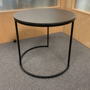 Table d'appoint à plateau rond en bois foncé et structure en métal noir. 45 x 50 cm. 2 unités. Vendu à l'unité avec faculté de réunion. Localisation : 10 rue Petit - 75019 Paris (2eme)