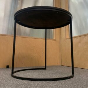 Table d'appoint à plateau rond en bois foncé et structure en métal noir. 45 x 50 cm. 2 unités. Vendu à l'unité avec faculté de réunion. Localisation : 10 rue Petit - 75019 Paris (2eme) – Image 2