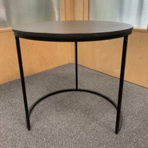 Table d'appoint à plateau rond en bois foncé et structure en métal noir. 45 x 50 cm. 2 unités. Vendu à l'unité avec faculté de réunion. Localisation : 10 rue Petit - 75019 Paris (2eme) – Image 3